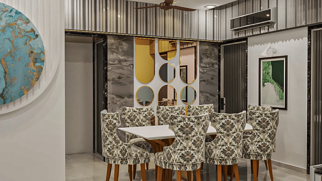 Mirror-Screen Dining